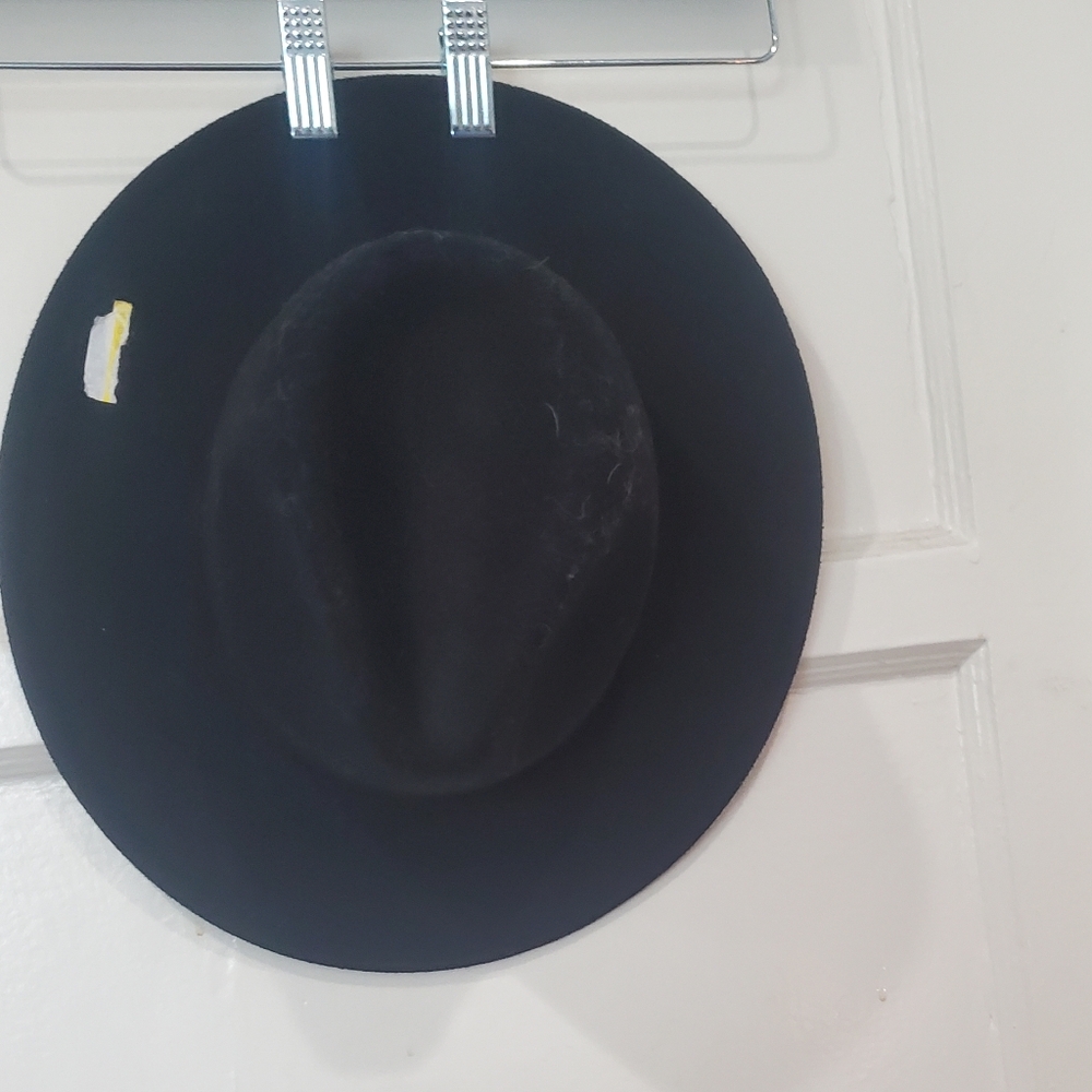 Universal Thread Black Hat - Picture 3 of 5